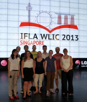 beliebter Ort für Gruppenfotos: die gigantische Leinwand mit IFLA-Logo am Kongresszentrum